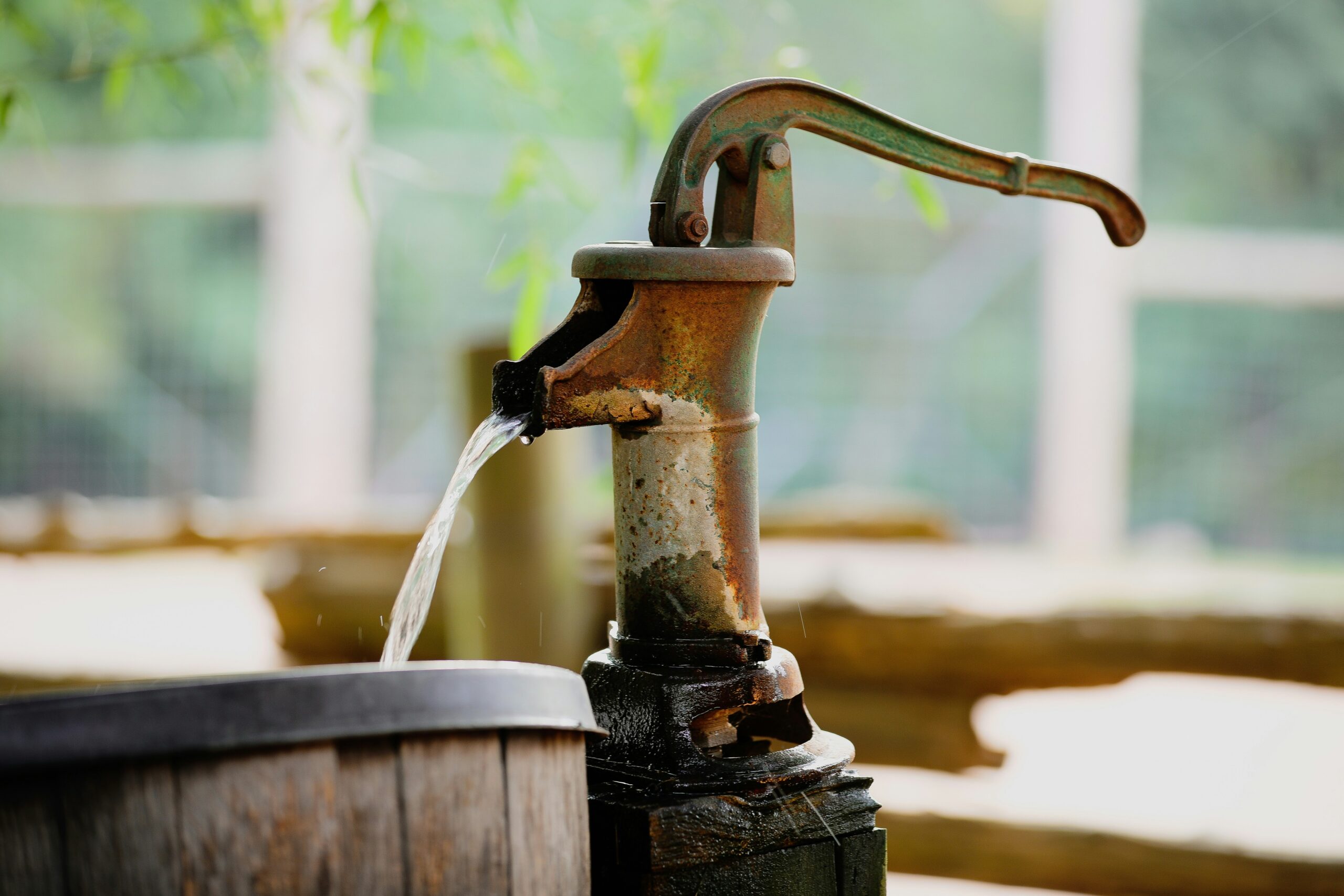 Les Pompes Manuelles : La clé de la résilience de son approvisionnement en eau