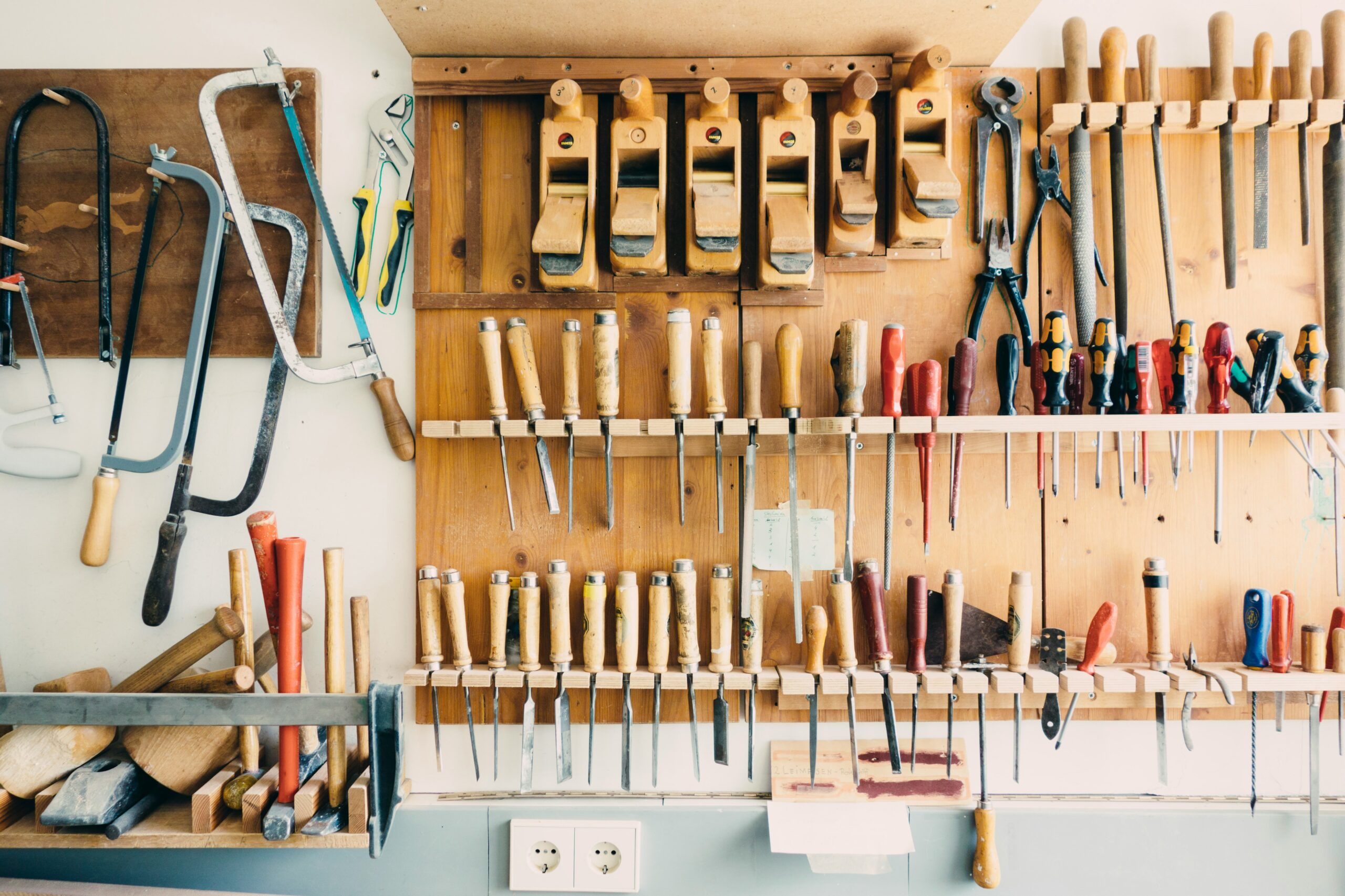 L’Autosuffisance par les Bons Outils: Un Parcours vers l’Indépendance